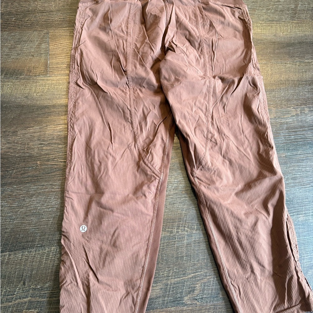 Lululemon Beyond The‎ Studio Crop Pants Women’s Size 6 Brown Athleisure Travel - Picture 4 of 7